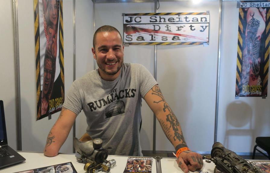 Primer tatuador con brazo protésico protagoniza Tattoo Show de Buenos Aires