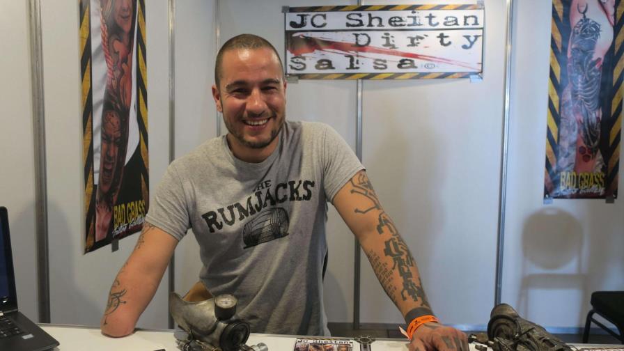 Primer tatuador con brazo protésico protagoniza Tattoo Show de Buenos Aires