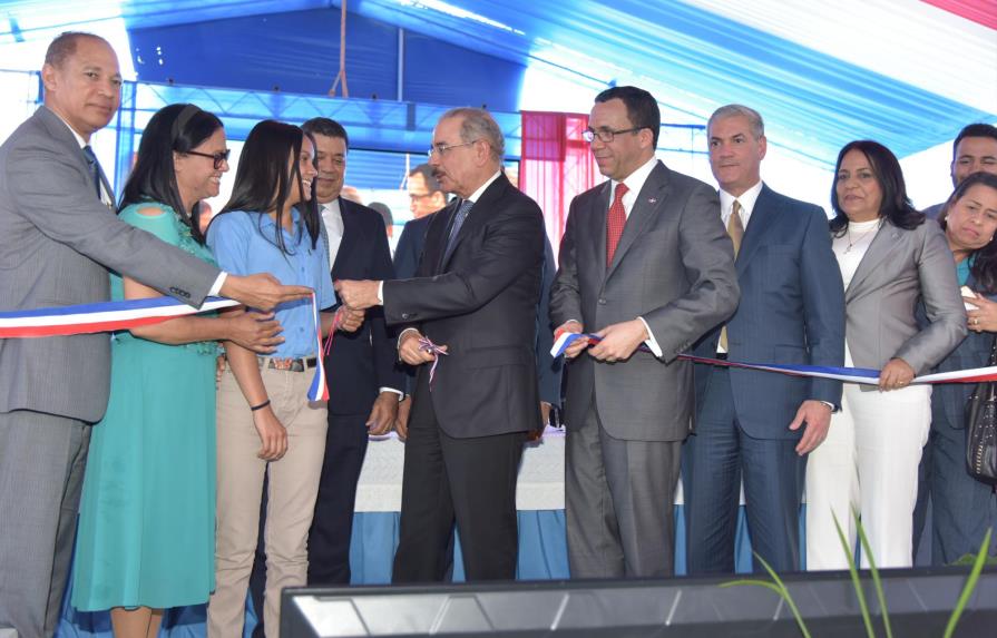 Presidente Medina entrega dos centros educativos en La Vega