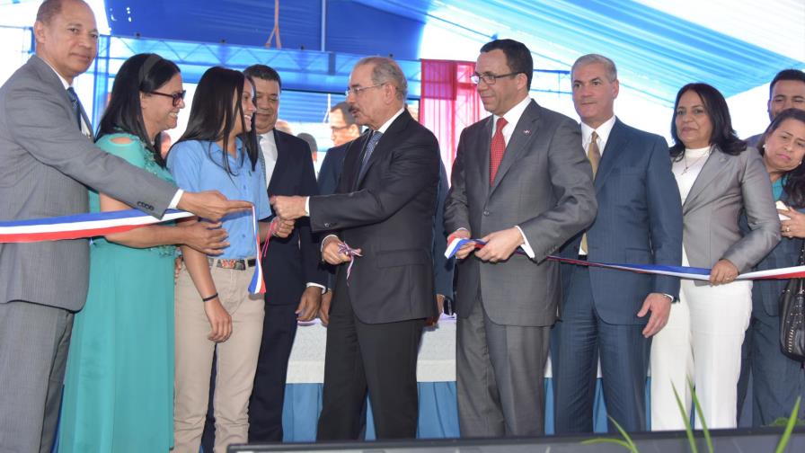 Presidente Medina entrega dos centros educativos en La Vega