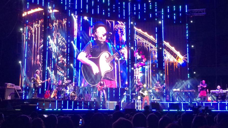 Sabina llena de versos el Palacio de los Deportes con su tour “Lo Niego Todo” 