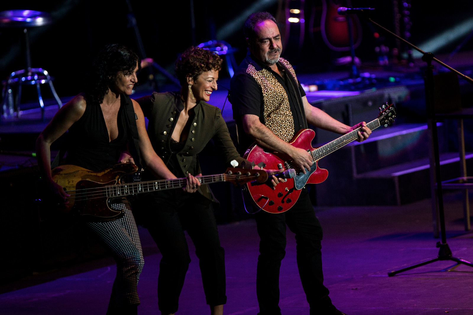 Mara Barros, una artista de extraordinaria calidad, hace lo suyo con la complicidad de Antonio García de Diego y Pancho Varona. 
