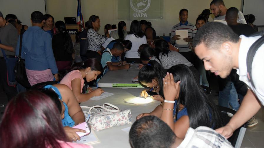 Realizan feria de empleos en Santiago Realizan feria de empleos en Santiago