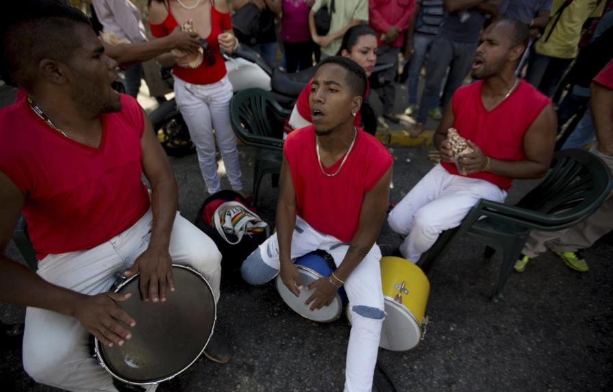 Venezolanos recordaron a Chávez entre tambores y salsa