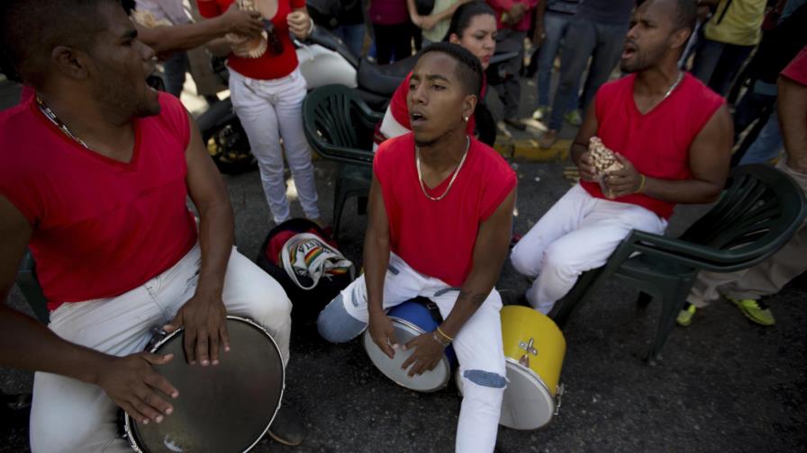 Venezolanos recordaron a Chávez entre tambores y salsa