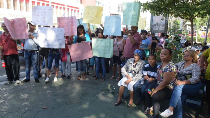 “Los Invasores” de Invivienda reclaman frente al INVI terminación de apartamentos 