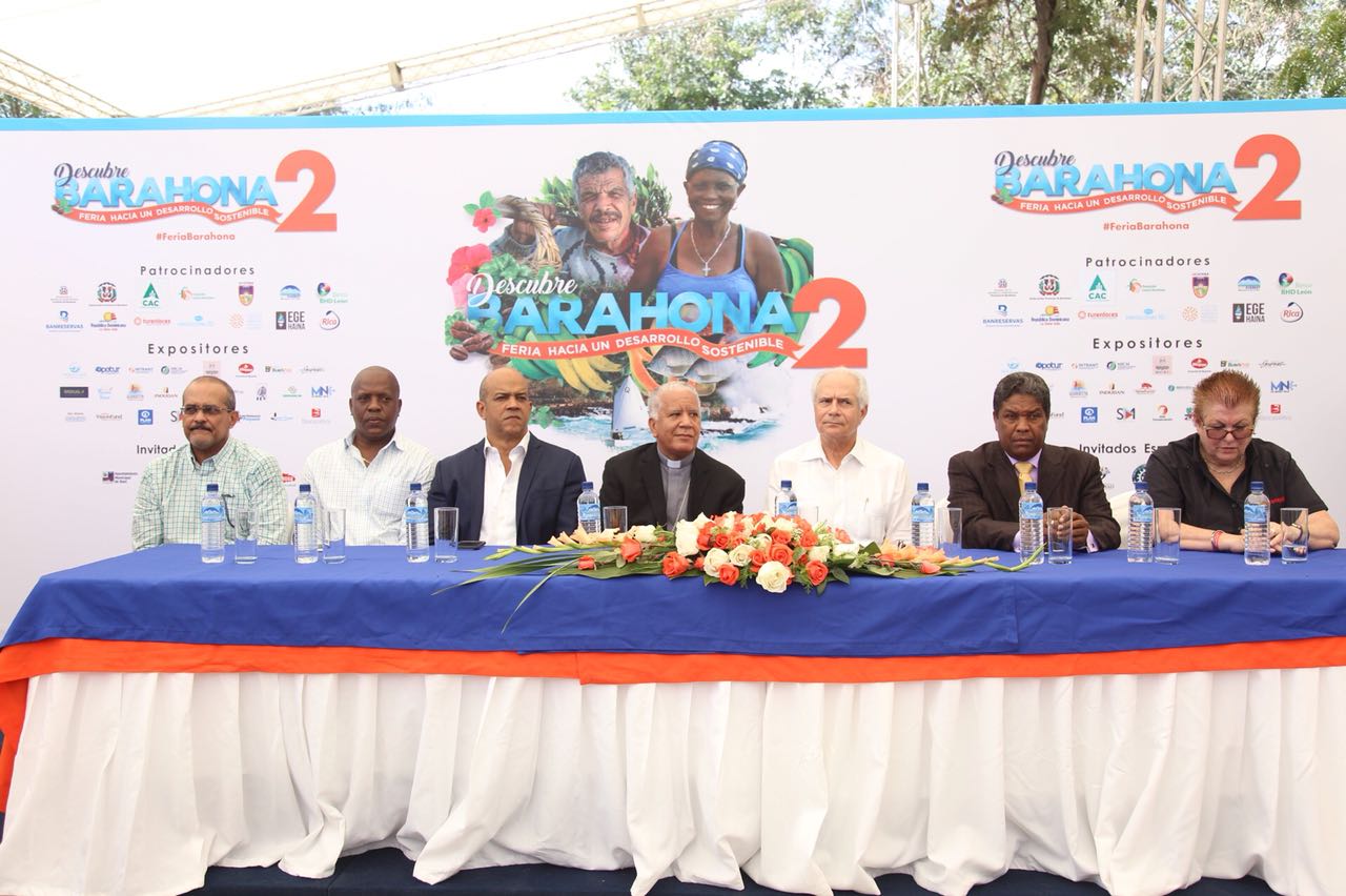 Mesa principal: de izquierda a derecha:  Rafael Méndez representante del Ministerio de Turismo en Barahona, Abraham Hames, Alcalde de Villa Central, Noel Octavio Suberbí Alcalde de la Provincia d de Barahobna, Monseñor Andrés Napoleón Obispo de Barahona, Ing. Pedro Peña Rubio Gobernador de Barahona y Elizabeth Tovar del Clúster de Turismo y Producción de Barahona