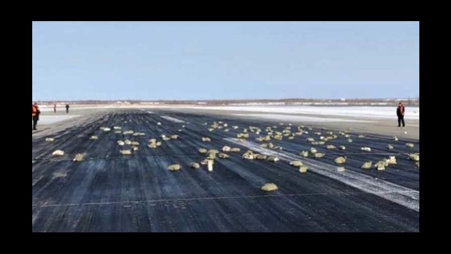 Un avión en Rusia pierde su carga de lingotes de “metal precioso” en el despegue
