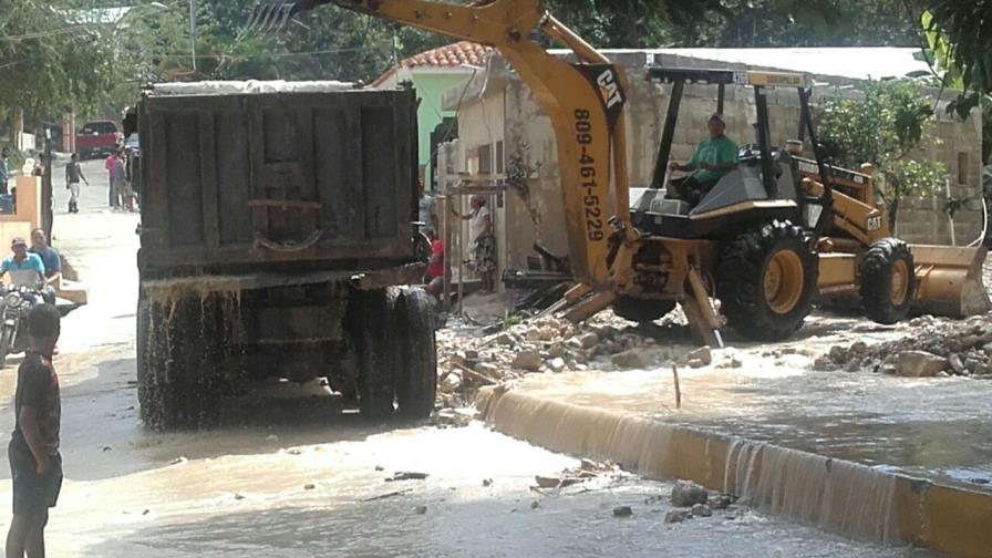 Brigadas de Obras Públicas acuden a zonas afectadas por las lluvias en Puerto Plata Brigadas de Obras Públicas acuden a zonas afectadas por las lluvias en Puerto Plata