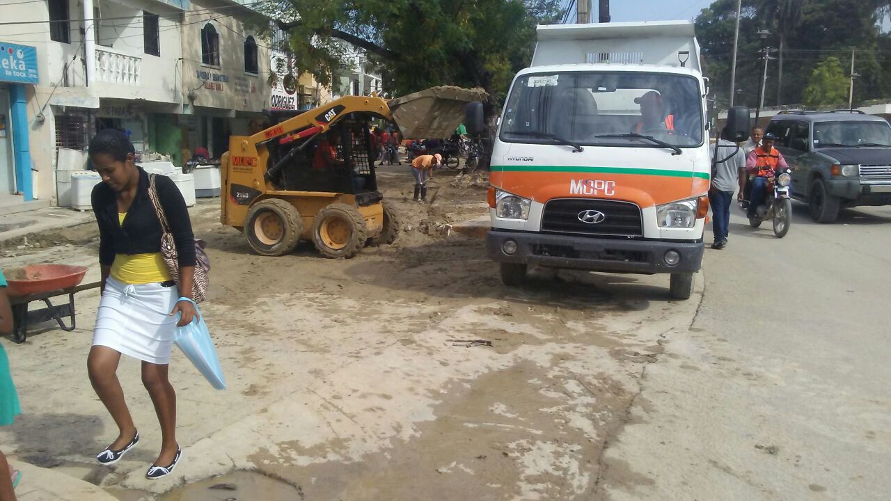 Obras Públicas envió camiones a las zonas afectadas en Puerto Plata.
