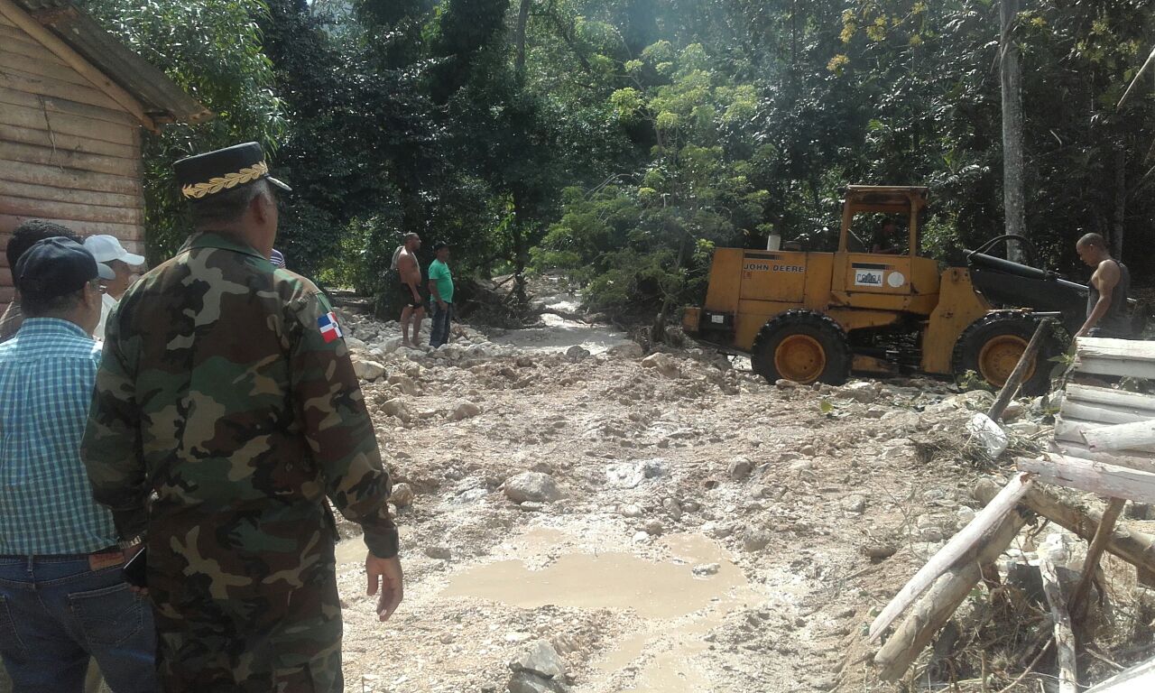 Militares fueron apostados en el lugar para que auxilien a las familias afectadas.