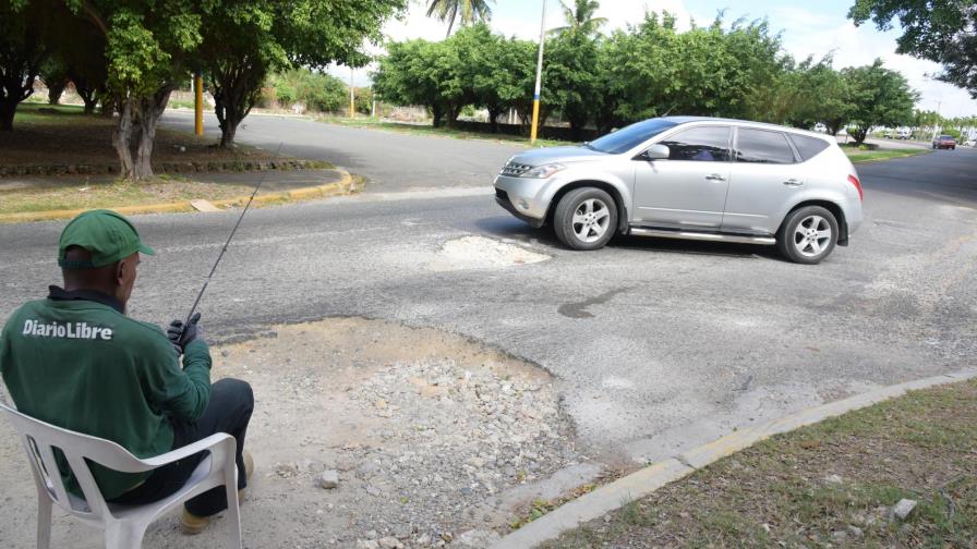 Quejas por hoyos  frente al Faro a Colón
