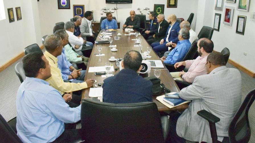 Equipos inscriben jugadores y presentan sus uniformes del Torneo de Baloncesto Superior del Distrito