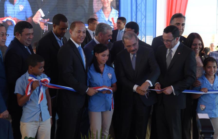 Presidente Medina entrega dos centros educativos en La Vega