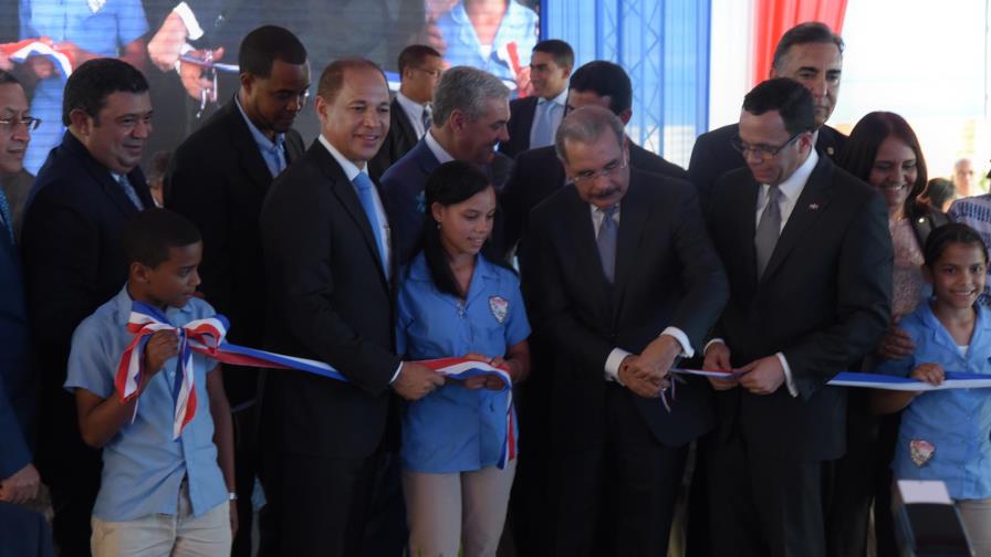 Presidente Medina entrega dos centros educativos en La Vega