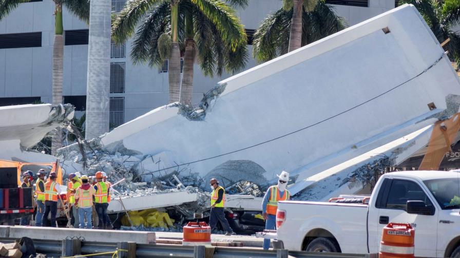 Recuperan tres cuerpos sin vida del puente colapsado de Miami Recuperan tres cuerpos sin vida del puente colapsado de Miami