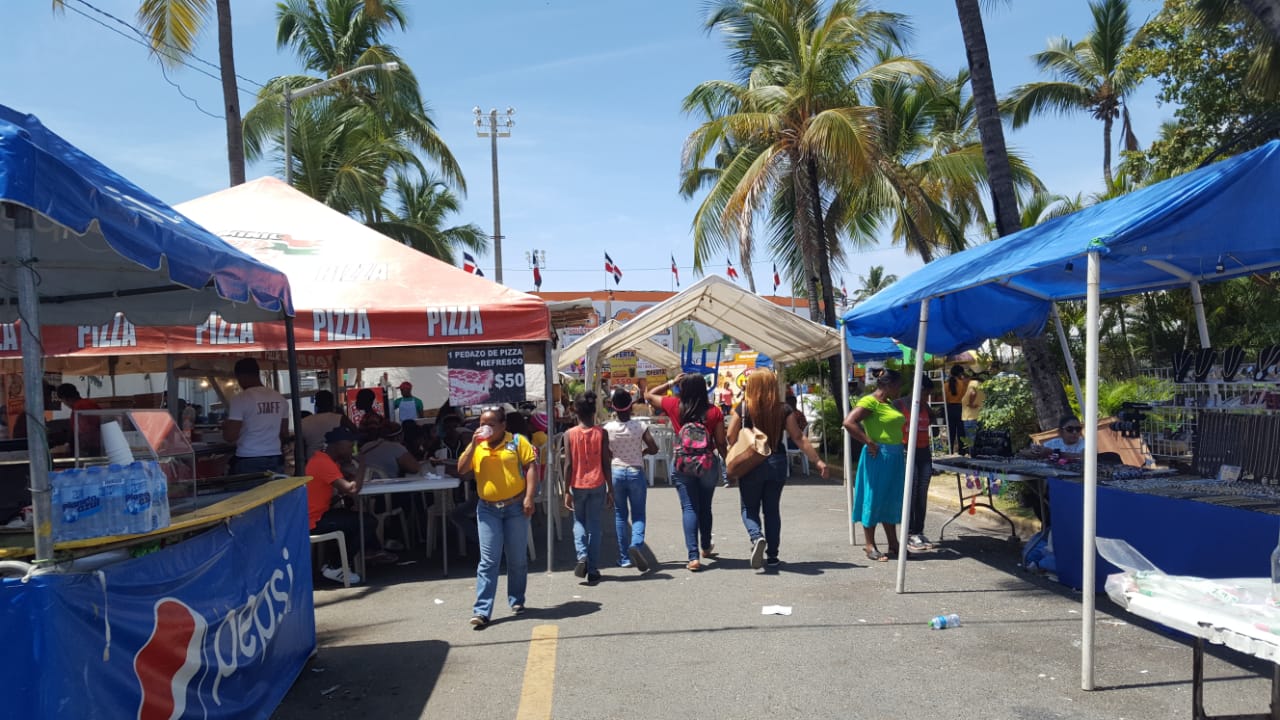 A la feria acudieron personas de todas las edades, algunos para comprar, otros por entretenimiento. 