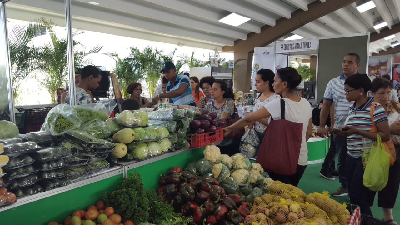 Variada oferta de productos agrícolas en la Feria.  