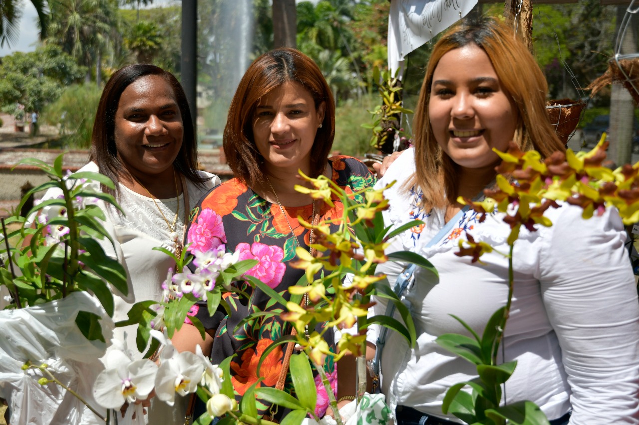 El espacio es aprovechado para posar junto a la belleza de las Orquídeas 