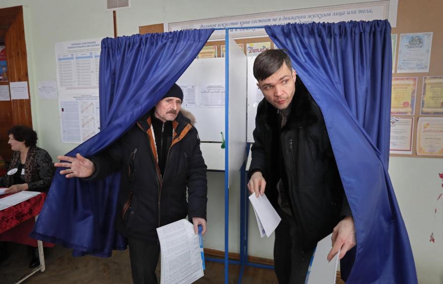 Abren los colegios electorales en Moscú para las presidenciales rusas 