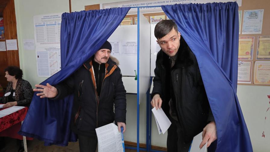 Abren los colegios electorales en Moscú para las presidenciales rusas 