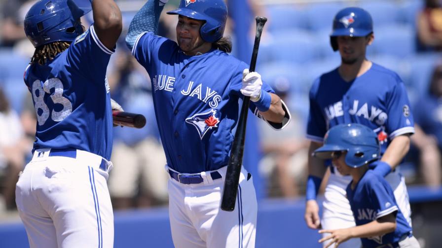 Hijos de antiguas estrellas se exhiben con los Azulejos de Toronto; incluye a Vladimir Guerrero Jr.