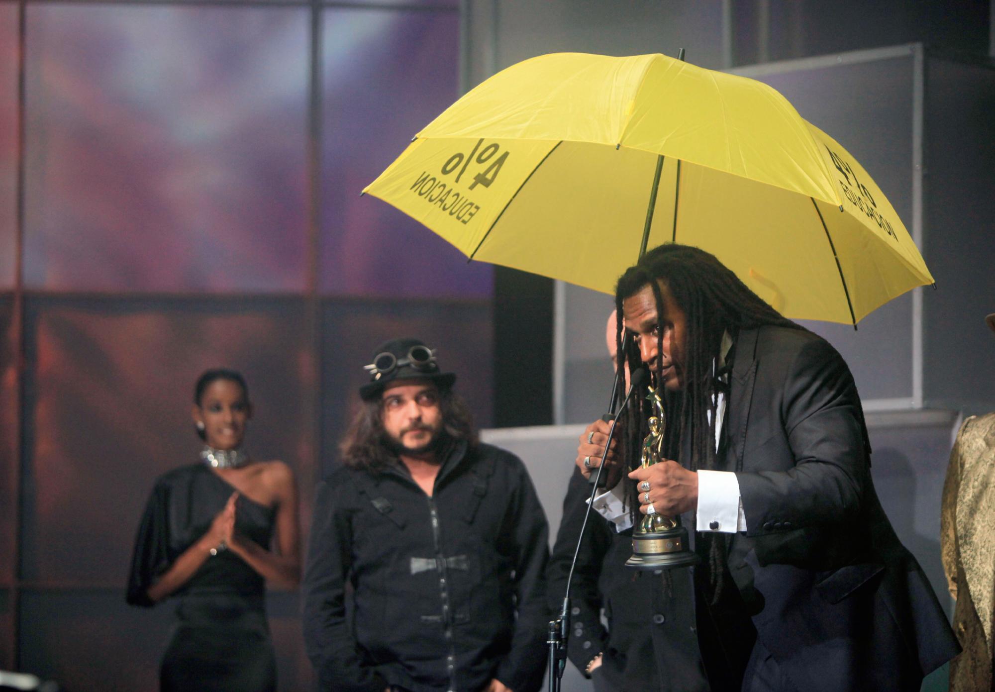 Cuando Tony Almont subió con su sombrilla amarilla del 4% para la educación (2011), a recibir el premio de mejor agrupación de rock.