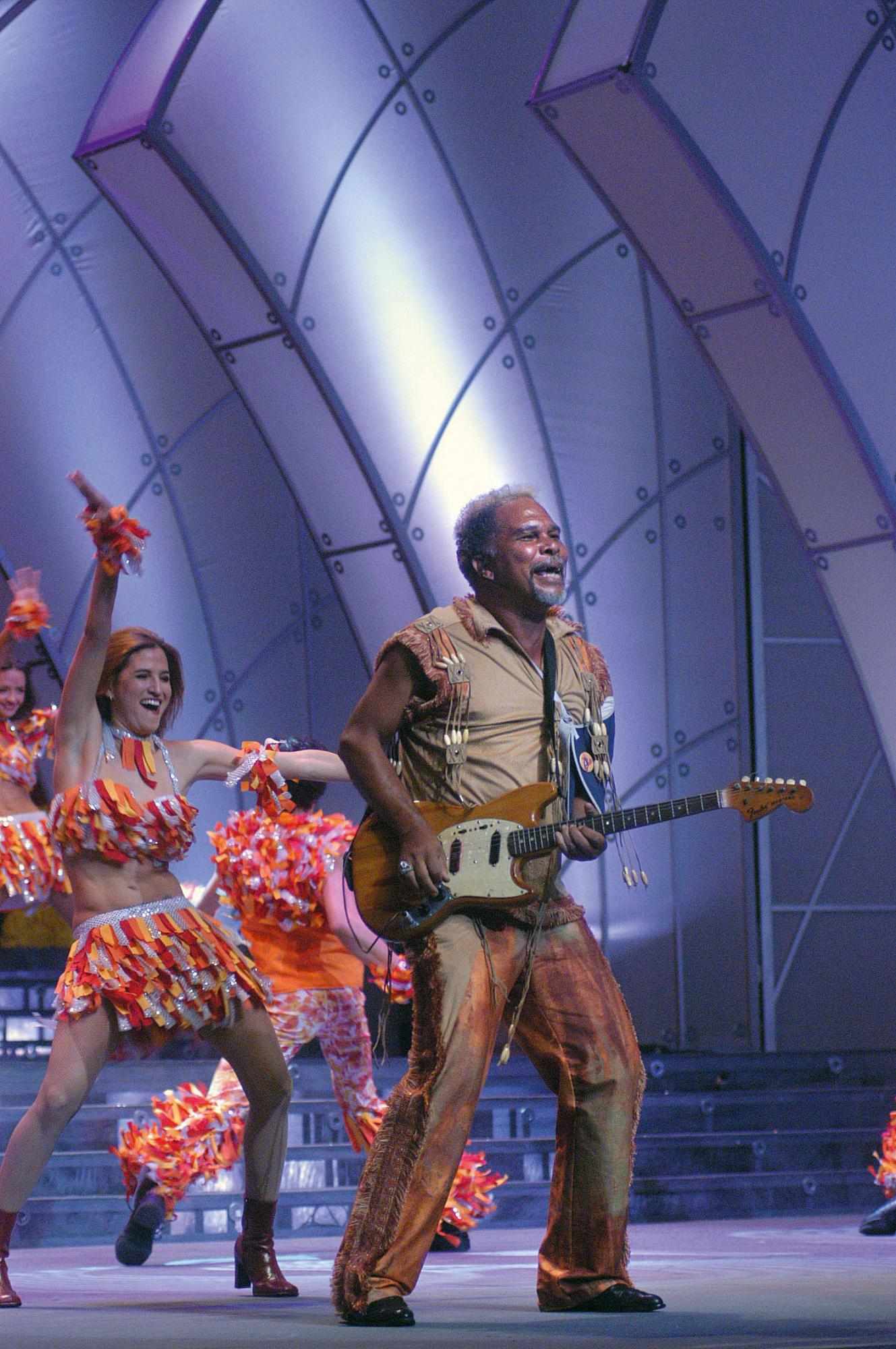Luis “Terror” Días, tocando a pesar de su lesión en el 2004.