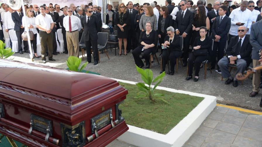 Amigos y familiares dan el últimos adiós a Rafael Perelló