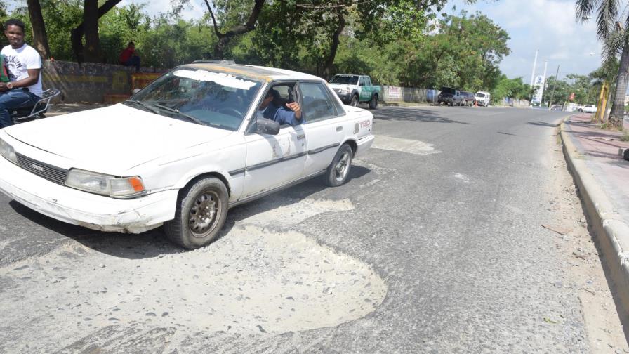 Boquete come gomas en la Charles de Gaulle