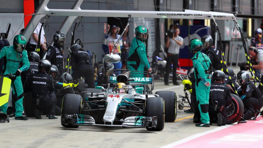 Hamilton y Vettel a la caza de los cinco títulos del mítico Fangio