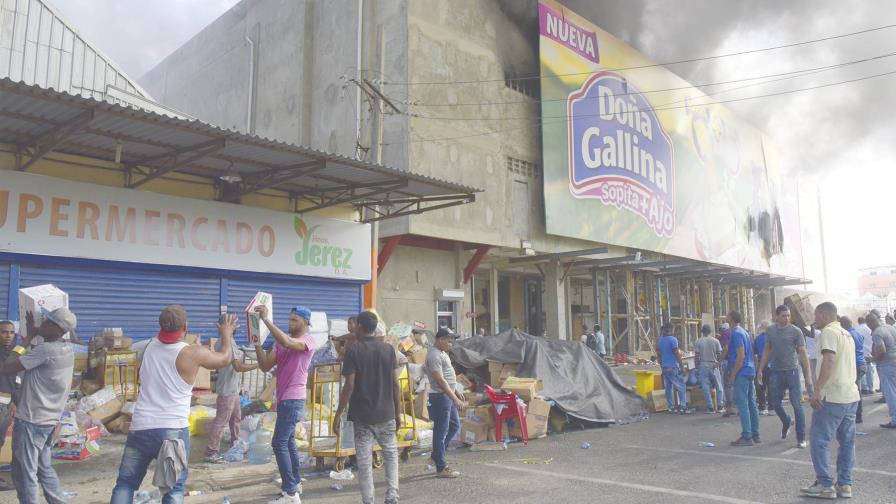 Fuego consume almacén Casa Hermanos Jerez Fuego consume almacén Casa Hermanos Jerez