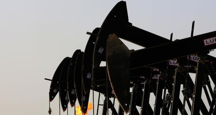 El petróleo de Texas baja un 0.44 % y cierra en US$62.06 el barril