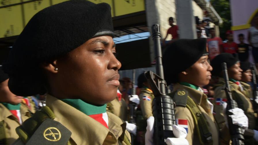 Medina encabeza el desfile que recuerda la Batalla del 19 Marzo 