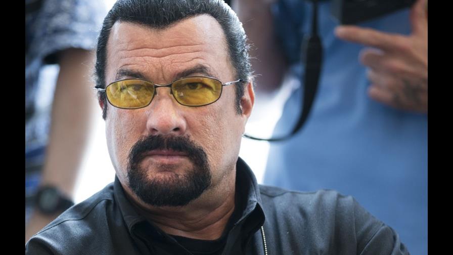 Mujer dice tenía 17 cuando Steven Seagal la agredió sexualmente Mujer dice tenía 17 cuando Steven Seagal la agredió sexualmente