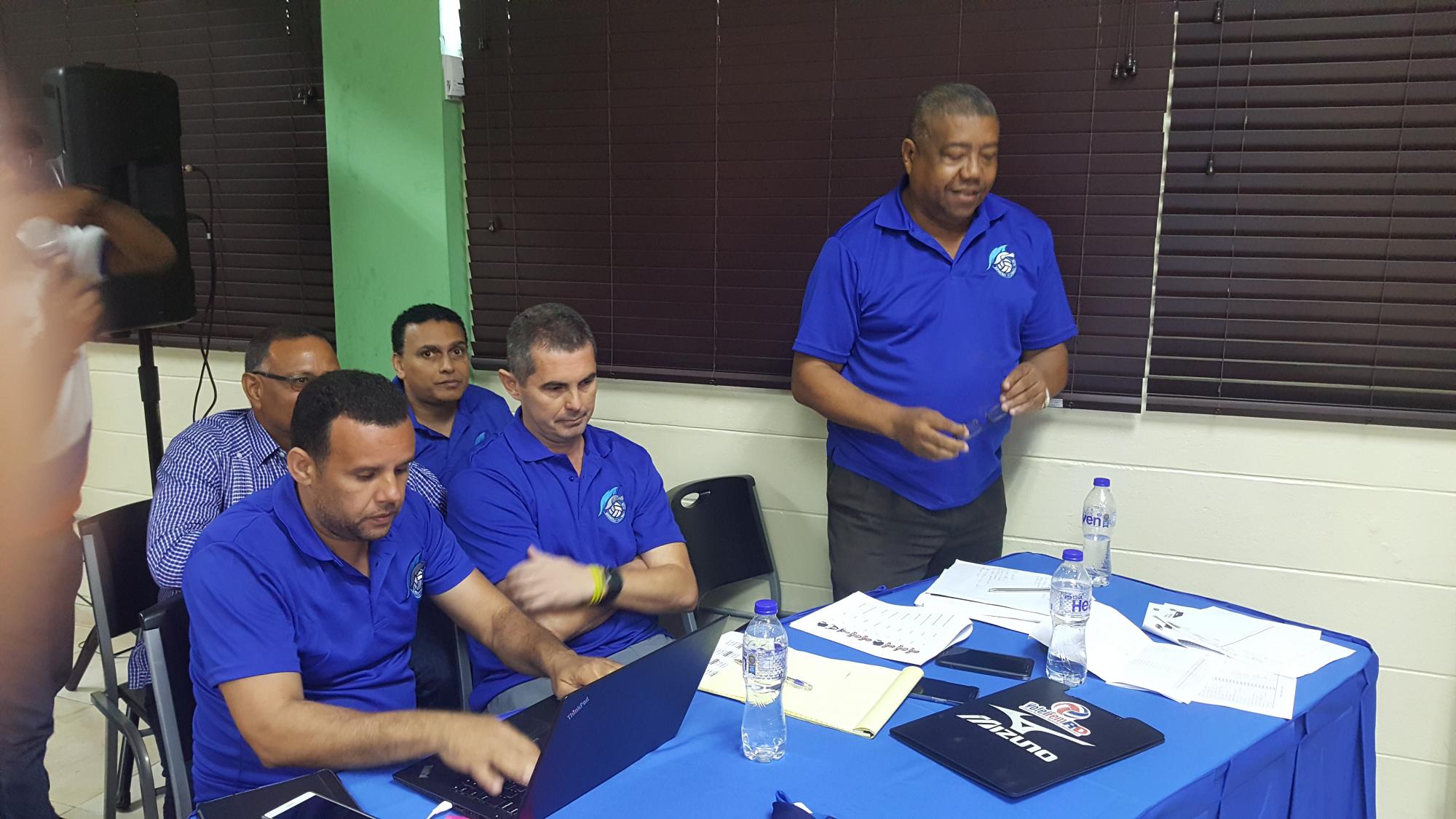 Jacinto Campechano, a la derecha, del equipo de las Guerreras Volleyball Club durante el sorteo de jugadoras realizado el lunes 19 de marzo en el salón de desarrollo de voleibol del Centro Olímpico Juan Pablo Duarte.