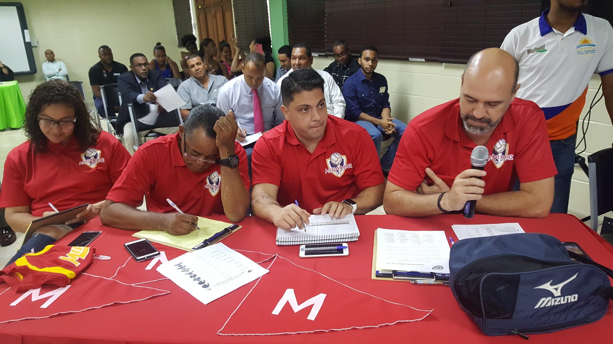 Wagner Pacheco, a la derecha, mánager de Mirador Volleyball Club, durante el sorteo de jugadoras realizado el lunes 19 de marzo en el salón de desarrollo de voleibol del Centro Olímpico Juan Pablo Duarte.