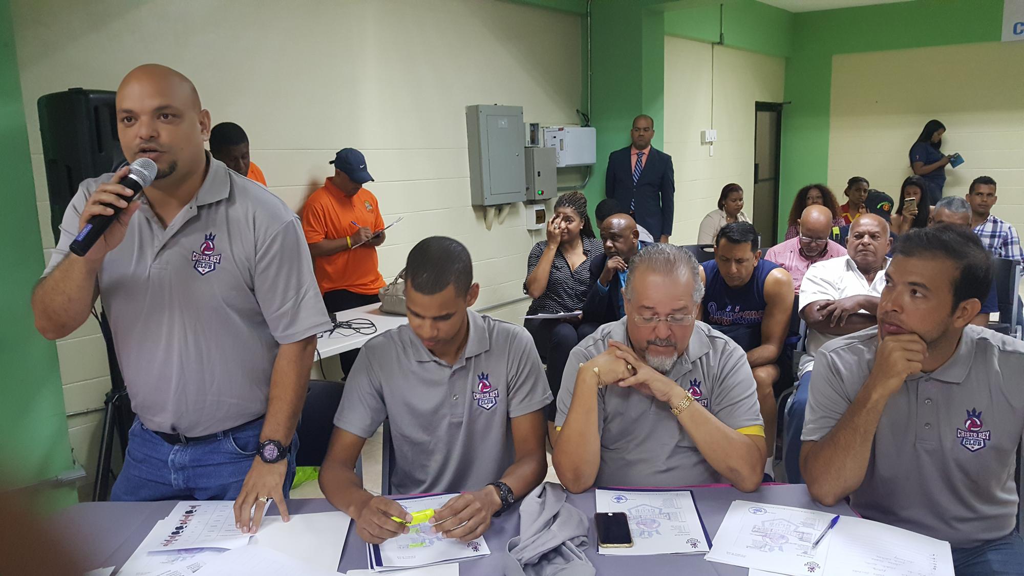 Wilson Sánchez,  izquierda, mánager de Cristo Rey Volleyball Club, durante el sorteo de jugadoras realizado el lunes 19 de marzo en el salón de desarrollo de voleibol del Centro Olímpico Juan Pablo Duarte.