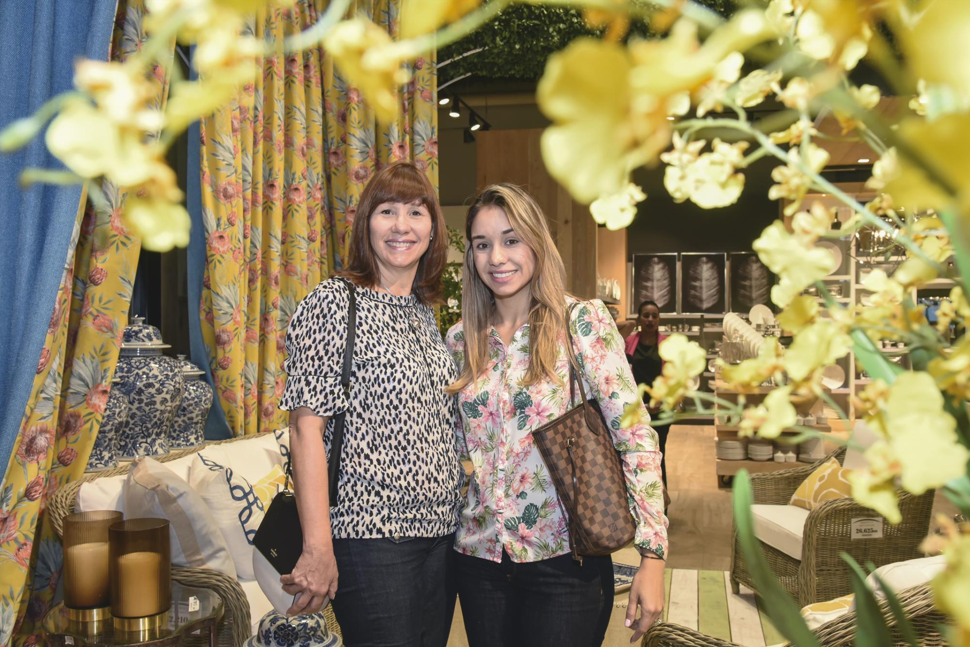 Norah Toral de Castaños y Sarah Castaños.