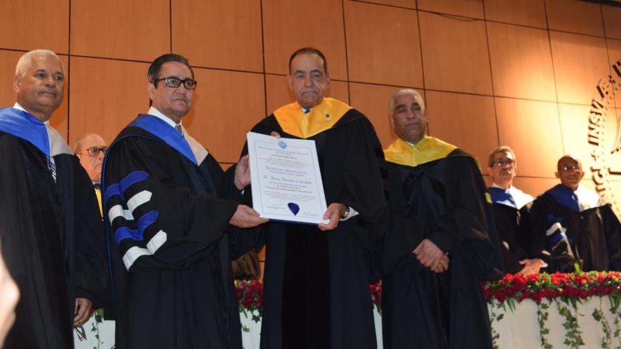 UASD otorga títulos de “Profesor Honorario” a los doctores Abel González y Julio A. Castaños Guzmán