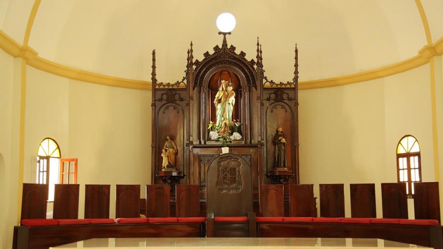 Medina inaugura remodelación Catedral de Barahona y sede del obispado