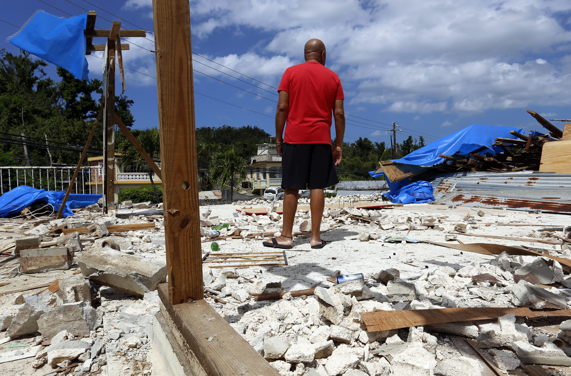 Un hombre observa los escombros de su casa destrozada por el paso del huracán María el 20 de marzo de 2018, en Dorado, municipio localizado en la costa norte de Puerto Rico. 