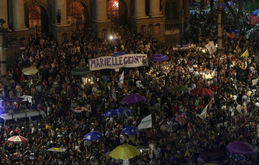 Miles vuelven a las calles de Río para pedir respuestas sobre asesinato de concejal