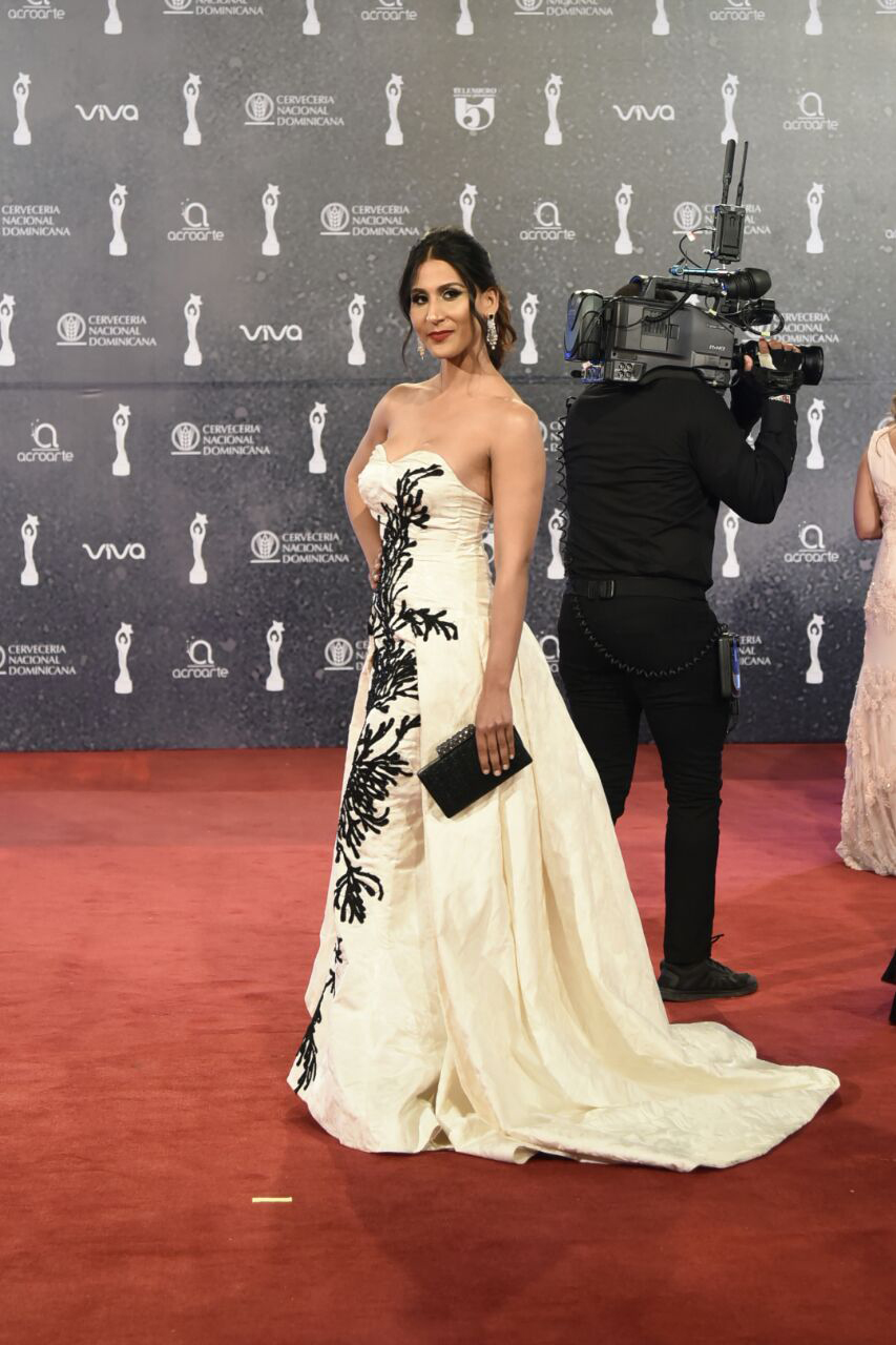 La soprano Nathalie Peña Comas con un corte princesa de Leonel Lirio