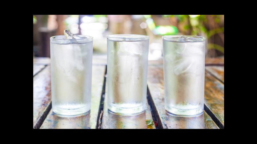 ¿Cuántos vasos de agua al día?