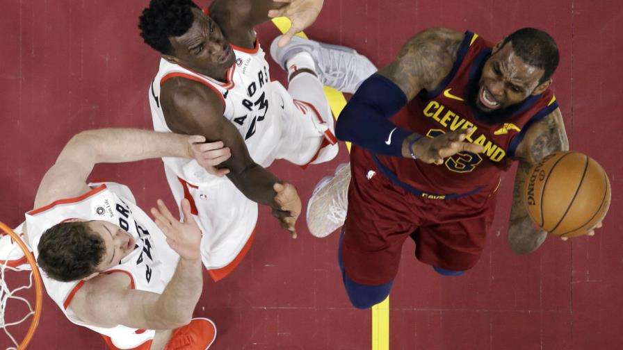 James y Cavaliers mandan aviso a Raptors