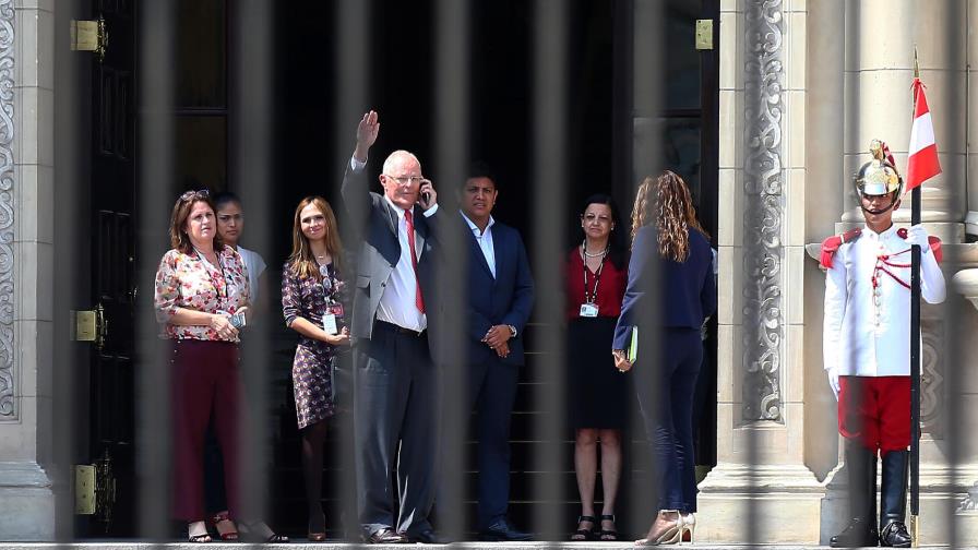 Fiscalía solicita impedimento de salida del Perú para Kuczynski; sucesor dice estar listo