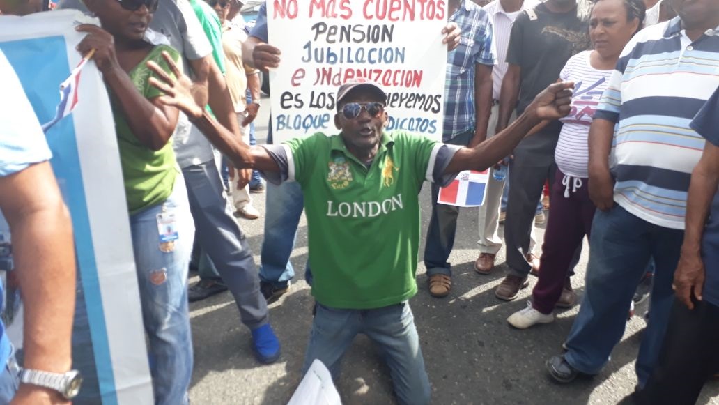 Un hombre es observado durante la protesta en reclamo de pensión para los trabajadores portuarios en el puerto de Haina.