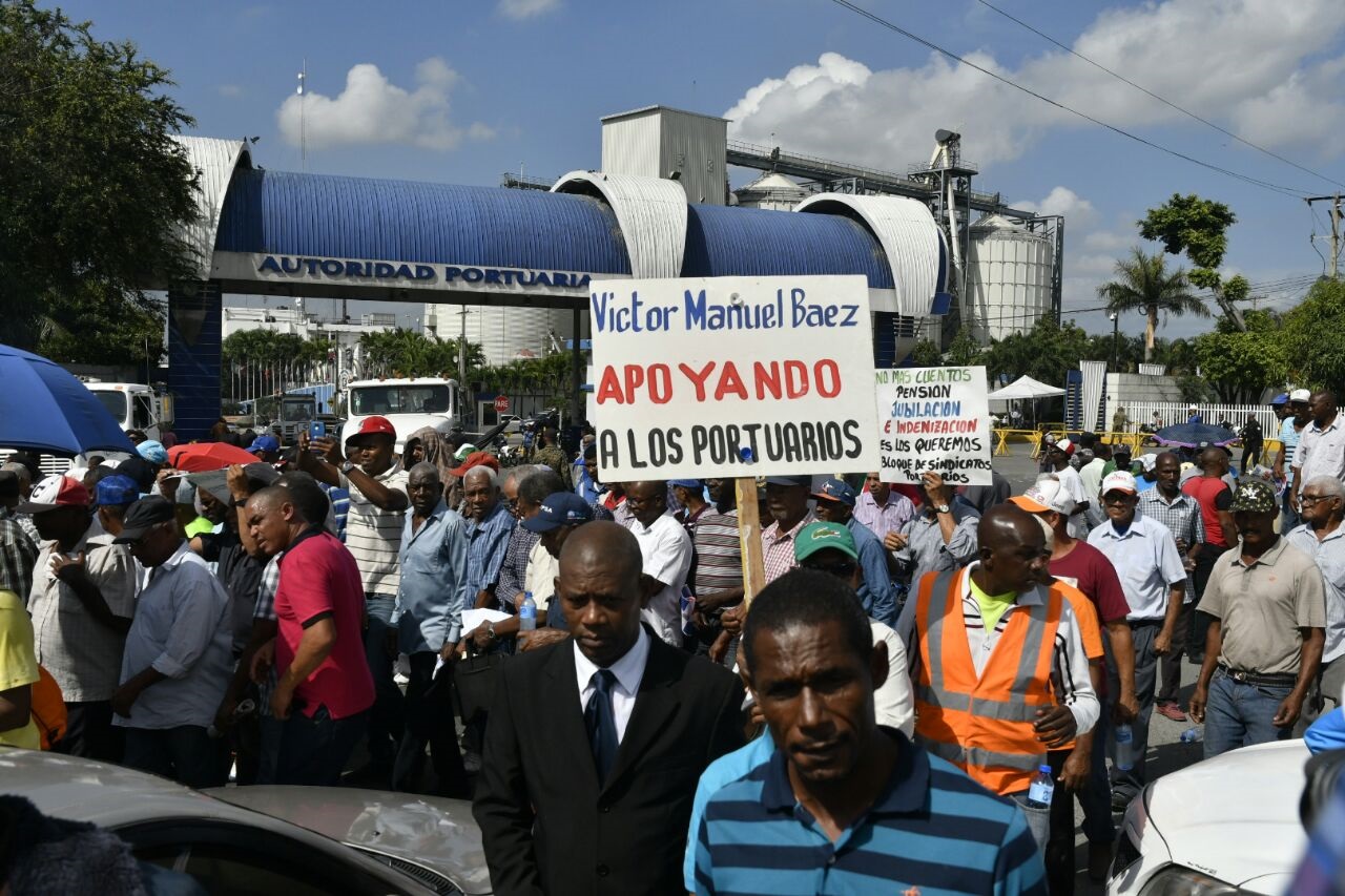 Miembros del Sindicato Nacional de Marinos Mercantes Dominicanos (Sinamamerdo) y el Bloque de Trabajadores Portuarios de Haina protestaron frente al puerto de Haina en demanda de pensiones para 3 mil obreros.