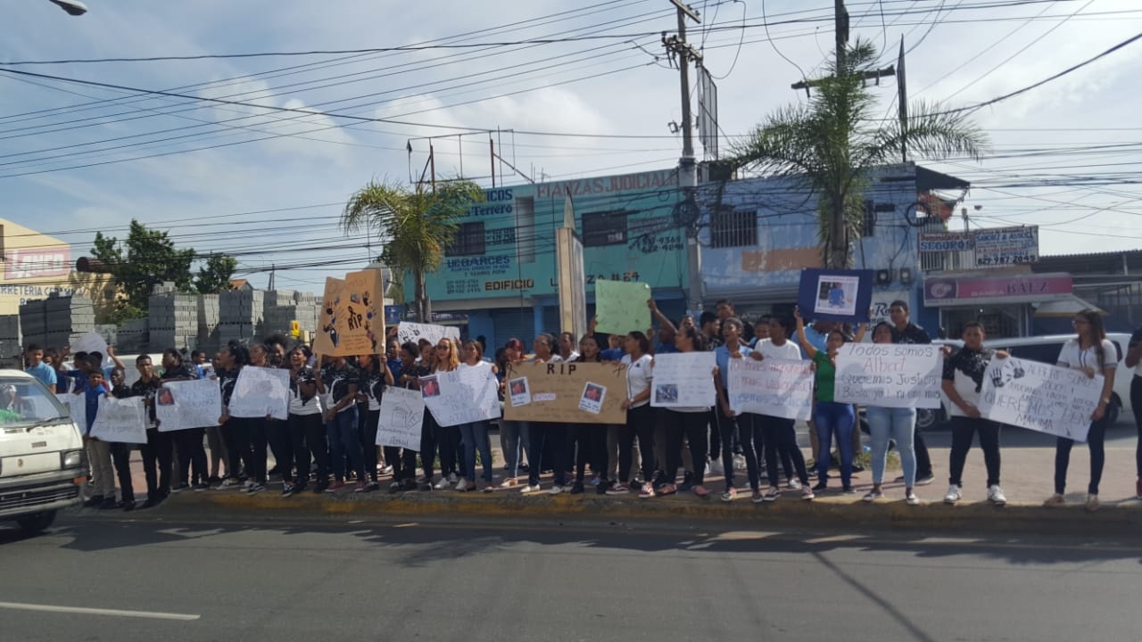 Alumnos de la Escuela Pública República de Taiwán, donde Albert Ramírez Alcántara tenía dos meses haciendo su pasantía como profesor de Matemáticas, protestan frente a la Fiscalía de la Provincia de Santo Domingo. 
